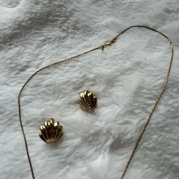 Vintage Monet Clam Gold plate Set necklace and Earrings Clip Ons - Picture 3 of 6